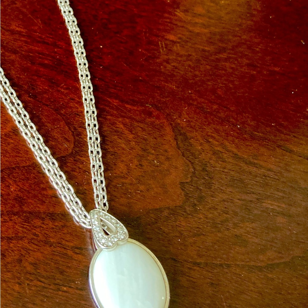 Morgan’s gorgeous silver necklace with white agate and zirconium.